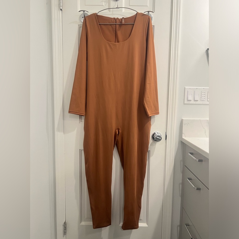 SKIMS The Scoop Neck Long Sleeve Onesie in Caramel Brown Size 4X NWT